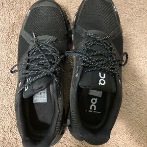 On Women’s waterproof sneakers size 9 (used)